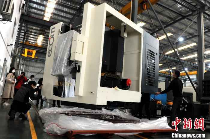 台企“东刚精密机械”工人正在打包一台大型立式加工中心机床发往海外。 张金川 摄 闽台精密机械产业园见闻:复工早 赶订单