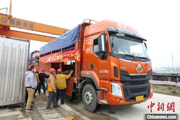 资料图:工人在搬运果蔬等物资 林浩 摄 湖北副省长:保障物资运输通畅 维持城市正常运行