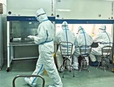  “看不见的医生”：加班至凌晨 双手捂得满是红斑