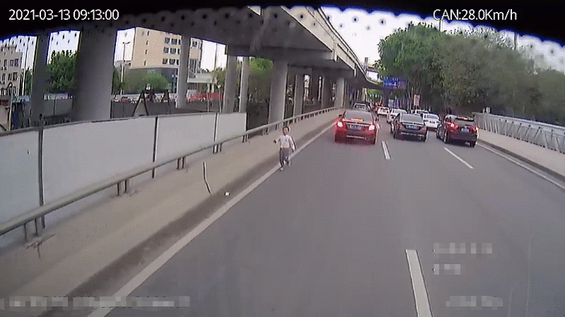 广州一4岁男童独自离家后横穿马路,幸遇热心司机伸援手