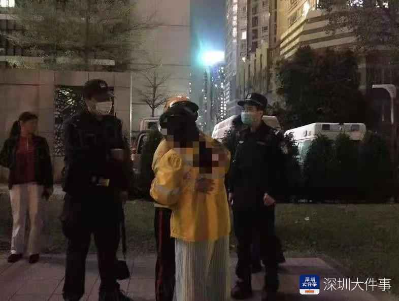 深圳女子患抑郁冲天桥要轻生,一名女外卖员及时发现紧紧抱住