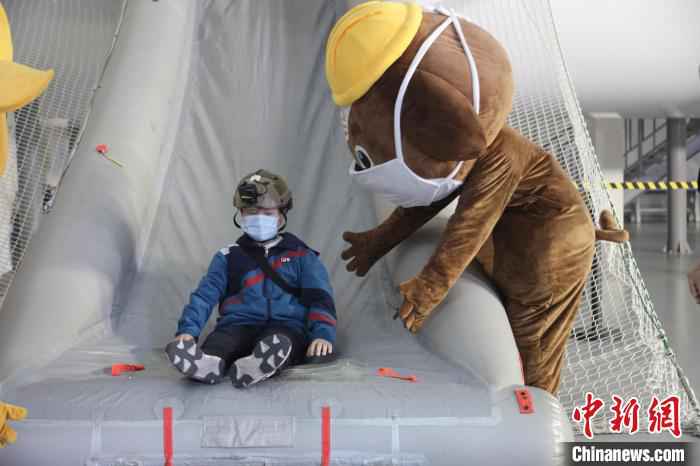 12日,北京首次开展“云上学安全”暨2020年“北京市防灾减灾宣传教育日”活动,宣传防灾、减灾、救灾及安全应急知识。北京市应急局供图 北京首次开展“云上学安全”活动 培养中小学生应急能力